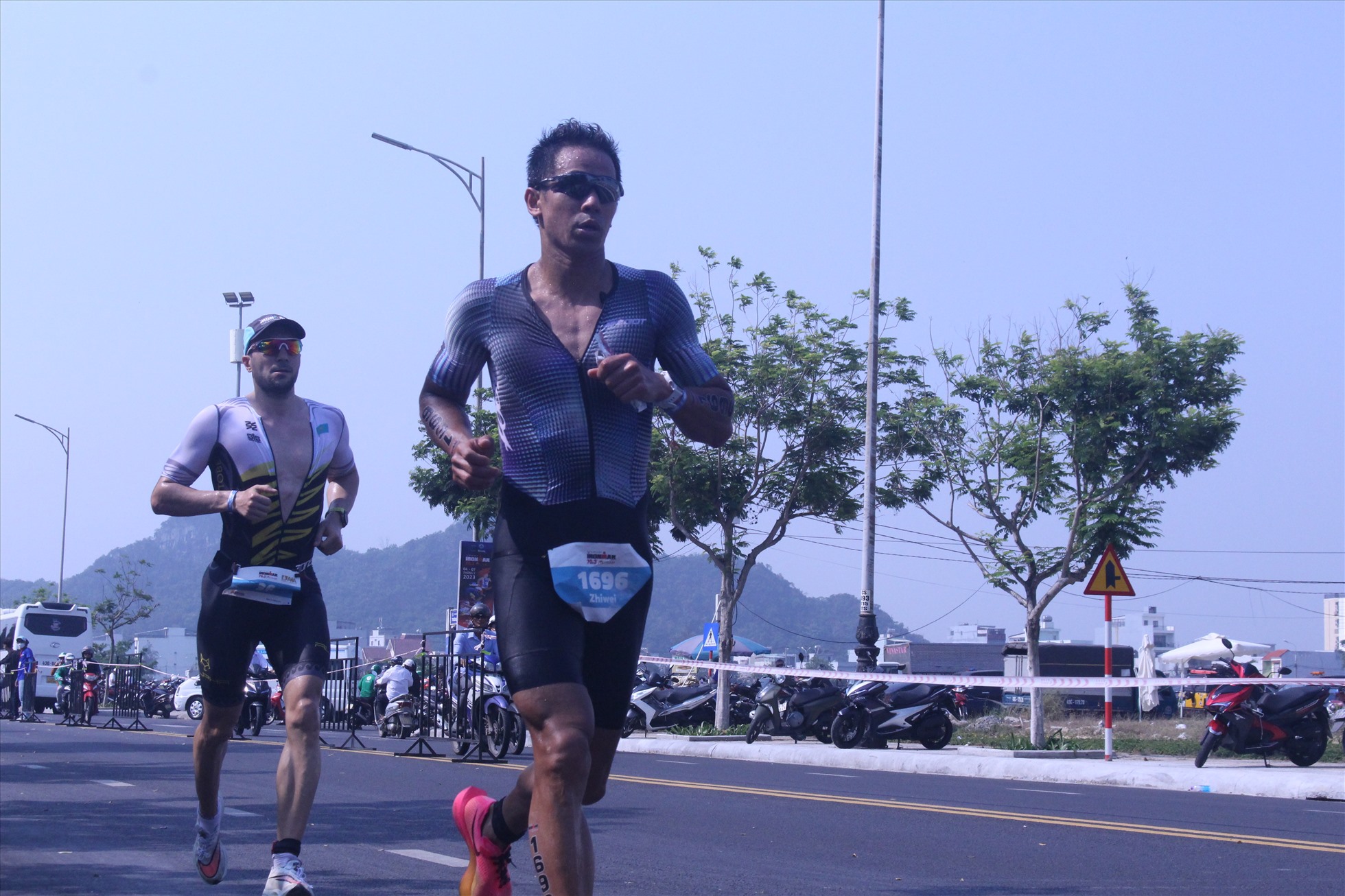Các vận động viên tiến vào phần thi đạp xe đạp ở cự ly 90km và chạy bộ cự ly 21km. Ảnh: Hoàng Nam.