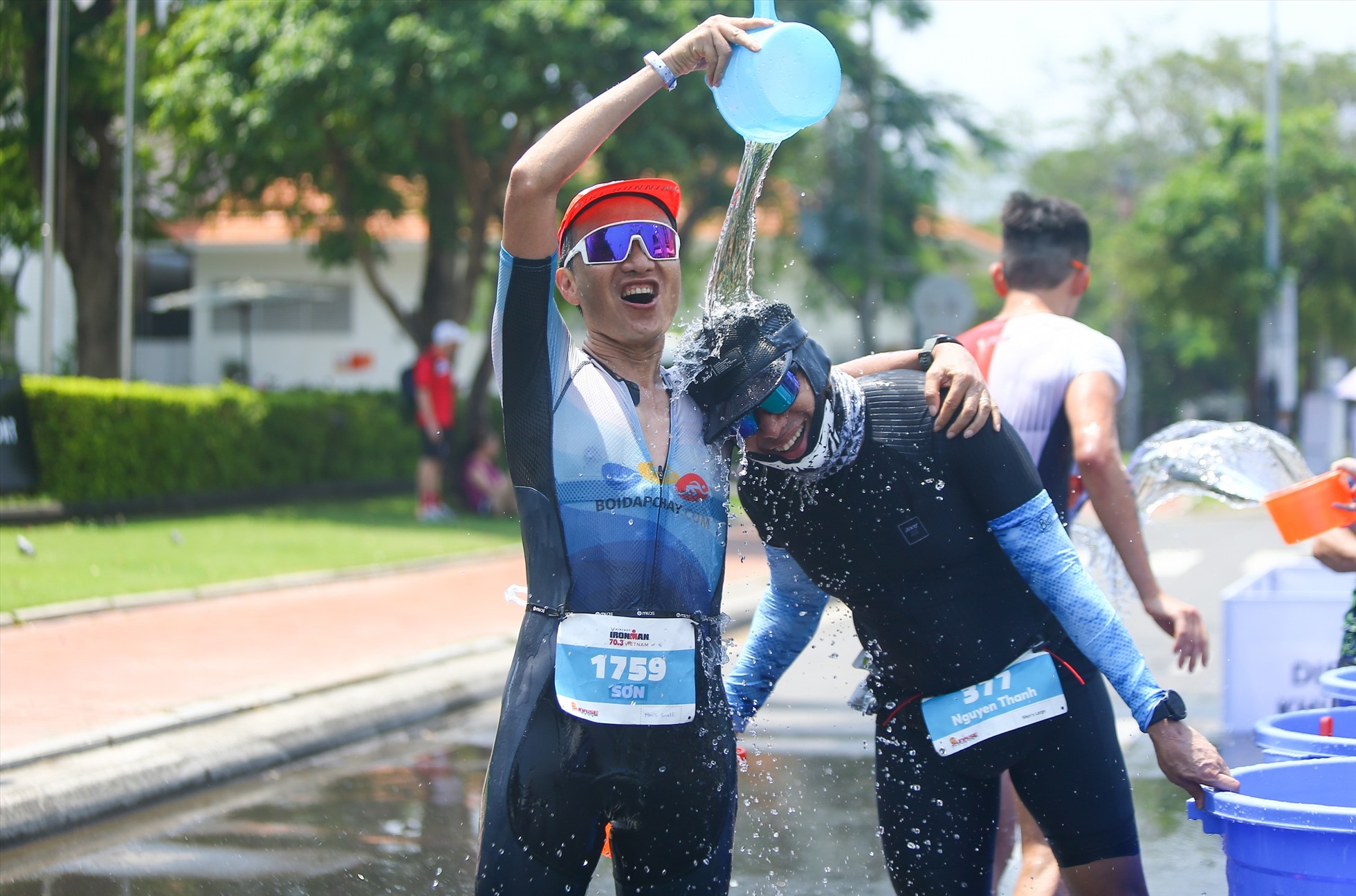 Vận động viên giải nhiệt trong thời thiết nắng nóng tại cuộc đua. Ảnh: Ban tổ chức VinFast IRONMAN 70.3 Việt Nam .