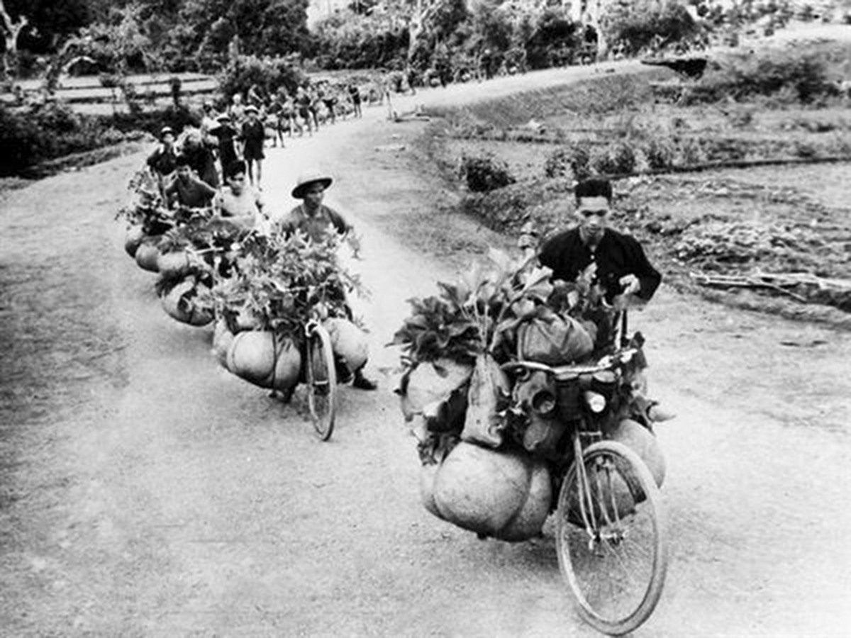 Đoàn xe đạp thồ vận chuyển lương thực, thực phẩm cho chiến dịch Điện Biên Phủ. Ảnh tư liệu