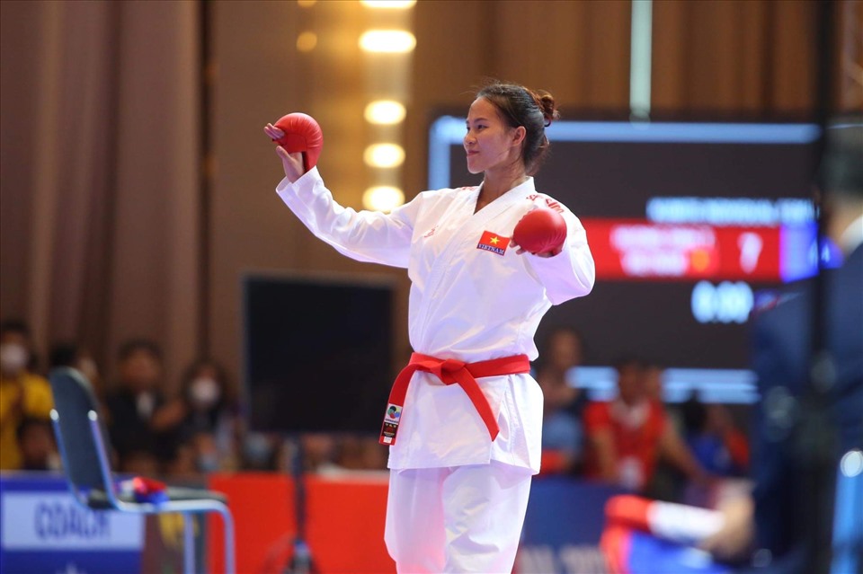 Với 4 huy chương vàng của Hoàng Thị Mỹ Tâm, Đinh Thị Hương, cùng 2 nội dung biểu diễn đồng đội nam/nữ diễn ra hôm qua (6.5), đội tuyển karate Việt Nam chính thức vượt chỉ tiêu tại SEA Games 32.
