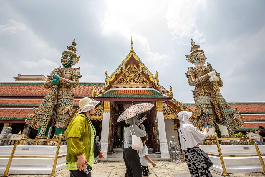 Khách du lịch Trung Quốc tham quan cung điện hoàng gia Grand Palace ở Bangkok, Thái Lan vào ngày 1.5.2023. Ảnh: Xinhua