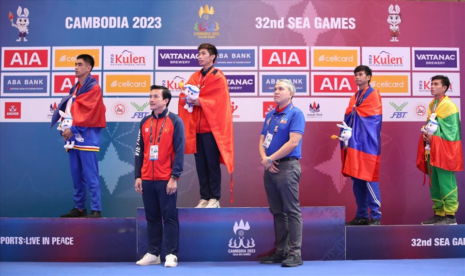 Niềm vui của võ sĩ Nguyễn Thanh Liêm trên bục nhận huy chương tại SEA Games 32.
