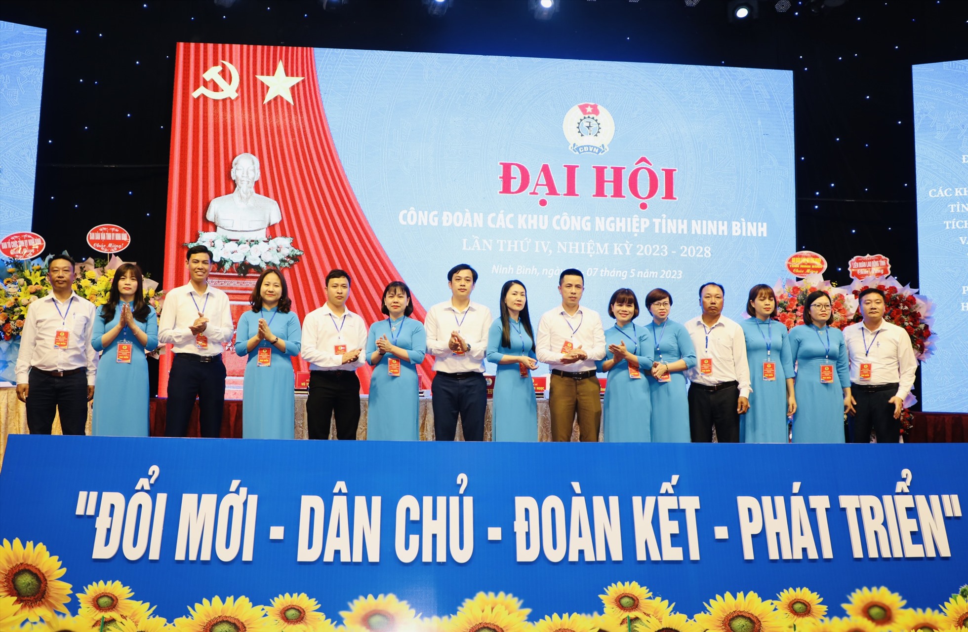 Ban Chấp hành Công đoàn các KCN tỉnh Ninh Bình khóa mới ra mắt Đại hội. Ảnh: Diệu Anh