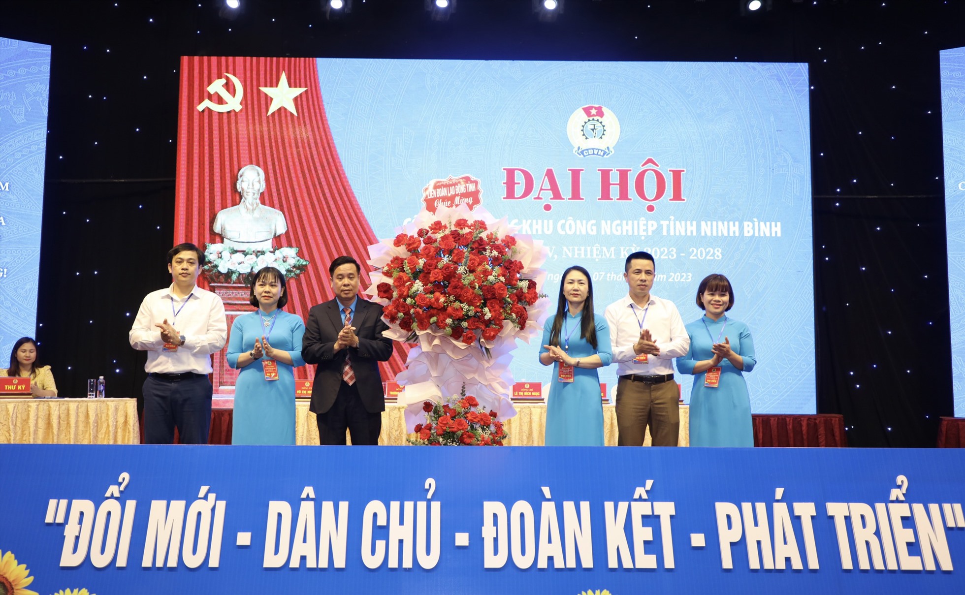 Đại diện lãnh đạo LĐLĐ tỉnh Ninh tặng hoa chức mừng Đại hội. Ảnh: Diệu Anh
