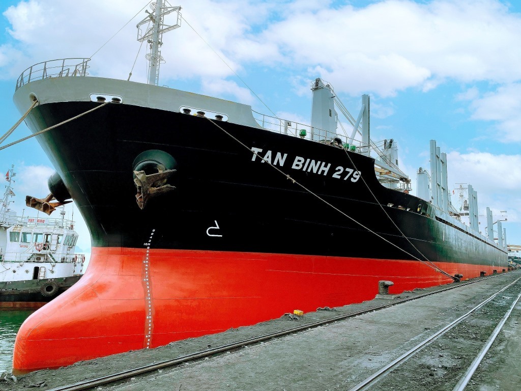 Công ty Tuyển than Cửa Ông đón tàu Tan Binh 279, nhận 23.000 tấn than cục 5a1 xuất khẩu sang Nam Phi. Ảnh: Công ty Tuyển than Cửa Ông