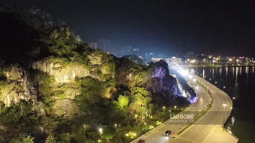Đường bao biển Trần Quốc Nghiễn và đường bao biển Hạ Long - Cẩm Phả như dải lụa giữa trời đêm. Riêng đường bao biển Hạ Long - Cẩm Phả vừa hoàn thành giai đoạn II và mới được đưa vào khai thác sử dụng ngày 30.4 vừa qua.