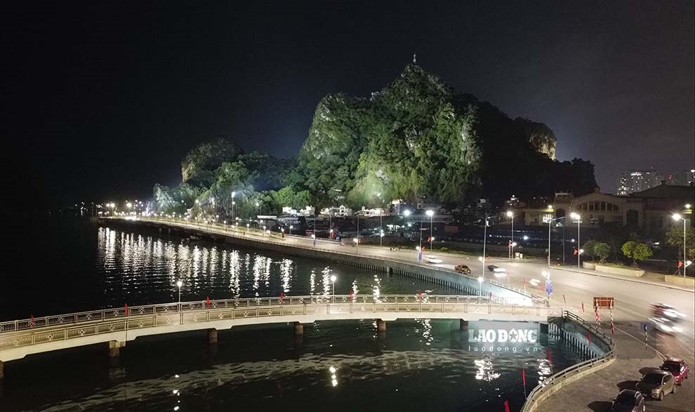 khi đêm xuống, ngọn núi sẽ có một diện mạo khác khi được chiếu sáng bởi 227 bóng đèn led công suất từ 200 đến 580 W.