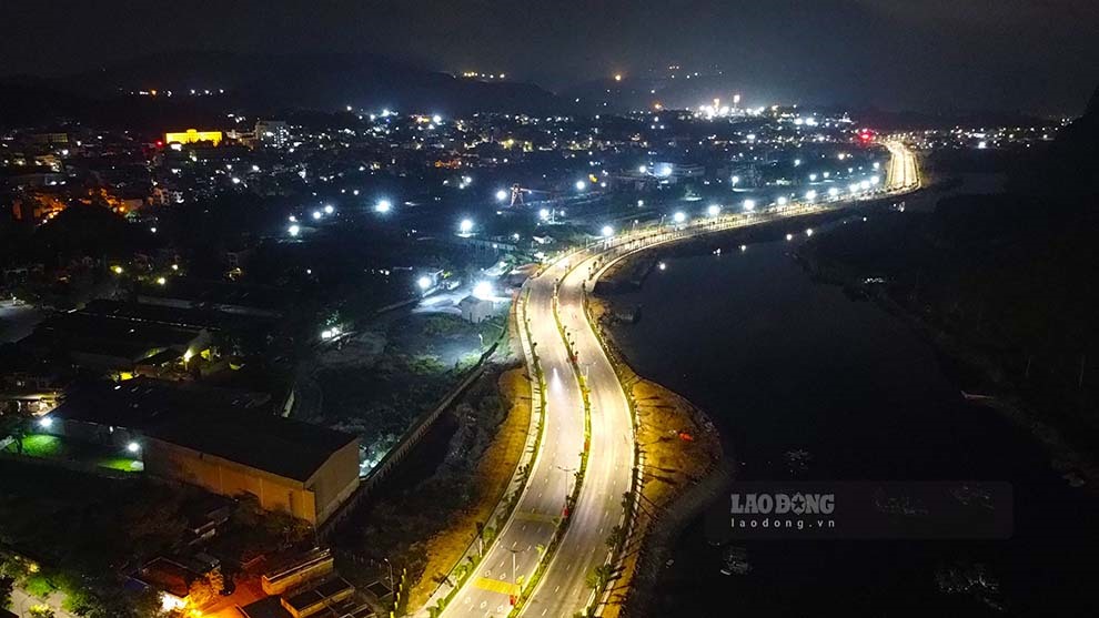 Đường bao biển Trần Quốc Nghiễn và đường bao biển Hạ Long - Cẩm Phả như dải lụa giữa trời đêm. Riêng đường bao biển Hạ Long - Cẩm Phả vừa hoàn thành giai đoạn II và mới được đưa vào khai thác sử dụng ngày 30.4 vừa qua.