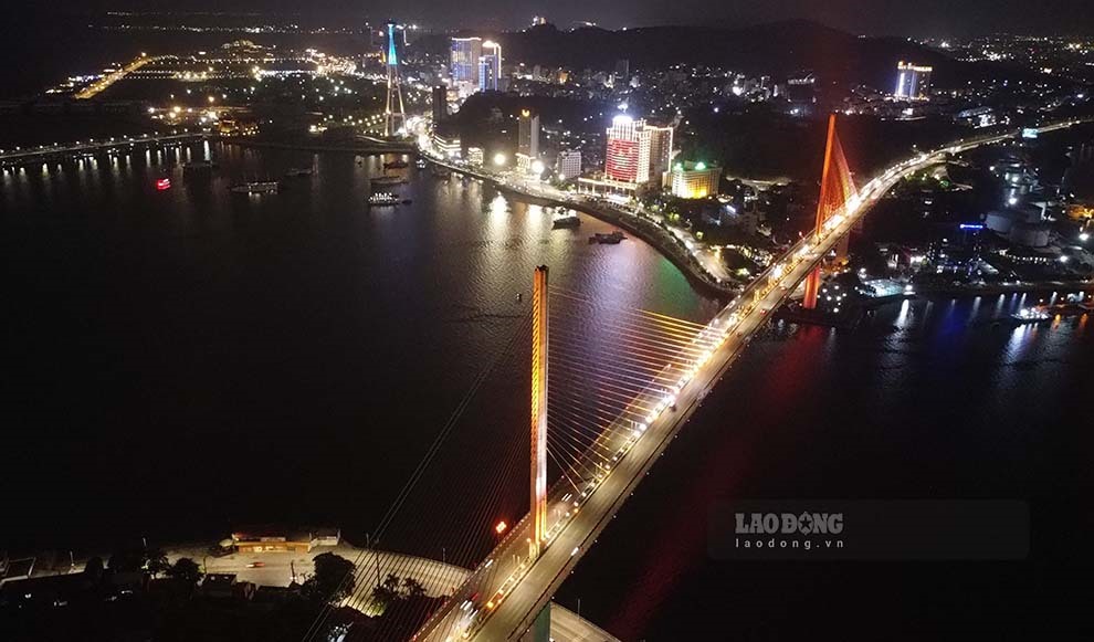 Cầu Bãi Cháy tỏa sáng trong bầu trời đêm, trở thành địa điểm nhất định phải đến của nhiều du khách.