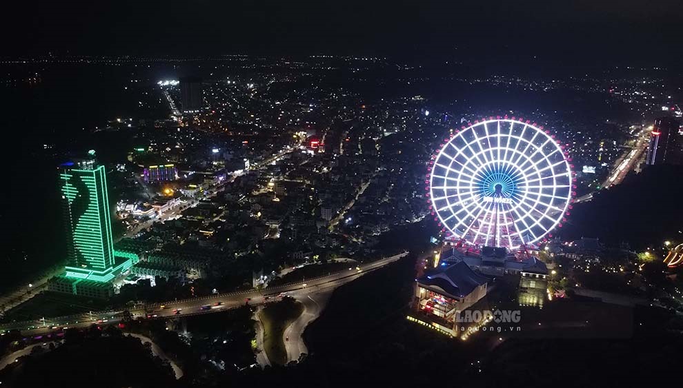 Vòng quay mặt trời Sun Wheel Hạ Long nằm ở phường Yết Kiêu, Trần Hưng Đạo, thành phố Hạ Long. Ở độ cao 215m so với mực nước biển, du khách sẽ được ngắm Hạ Long từ trên cao.