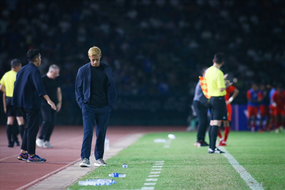 Giám đốc kĩ thuật Keisuke Honda tỏ ra rất lo lắng. Ông đứng bên đường biên gần như trong cả hiệp 1 để theo dõi trận đấu.