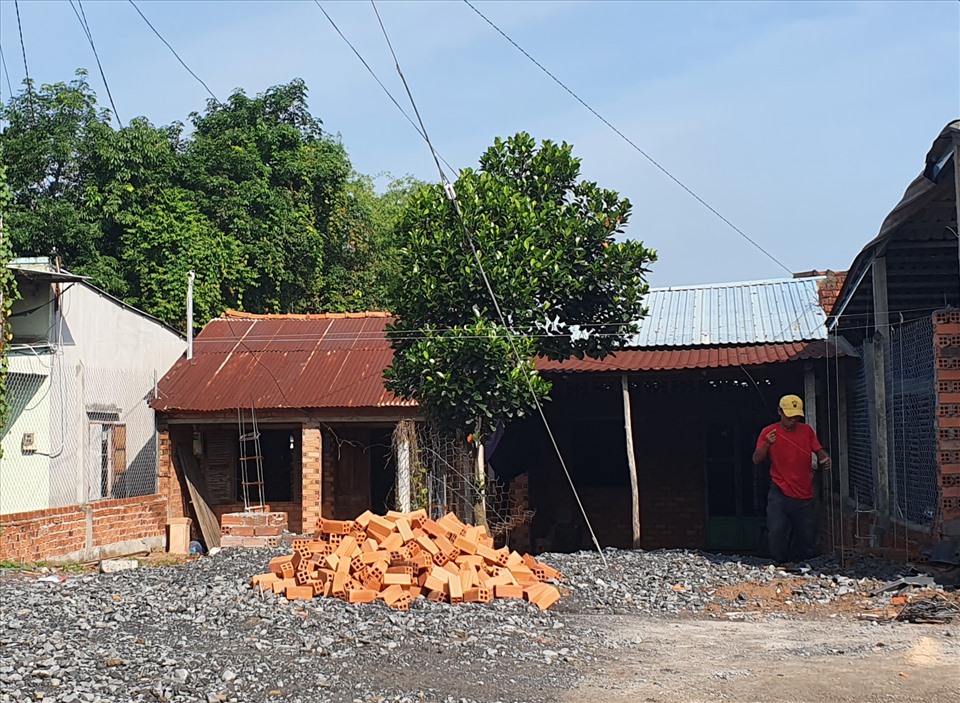 Theo thời gian, mái tôn sẽ bị sét và bay màu. Ảnh: Huỳnh Phương