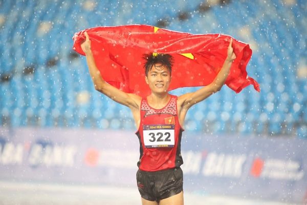 Vận động viên Lương Đức Phước giành huy chương bạc điền kinh nội dung 1500m nam. Ảnh: Minh Phong