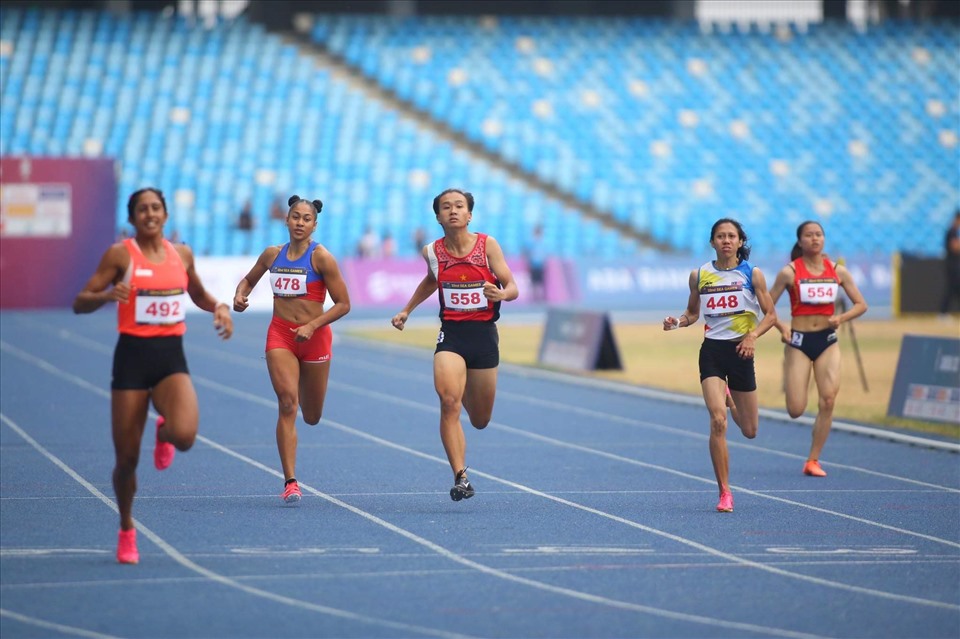 Chân chạy Nhi Yến (số 558) giành huy chương bạc nội dung 200m nữ. Ảnh: Minh Phong