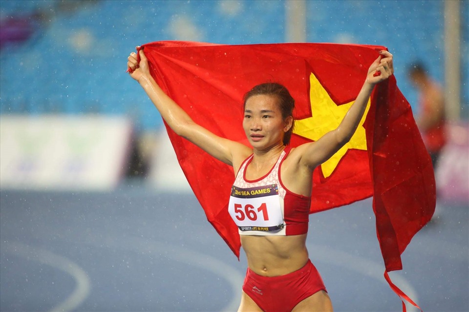 Nguyễn Thị Oanh bảo vệ tấm huy chương vàng 5.000m nữ. Ảnh: Minh Phong