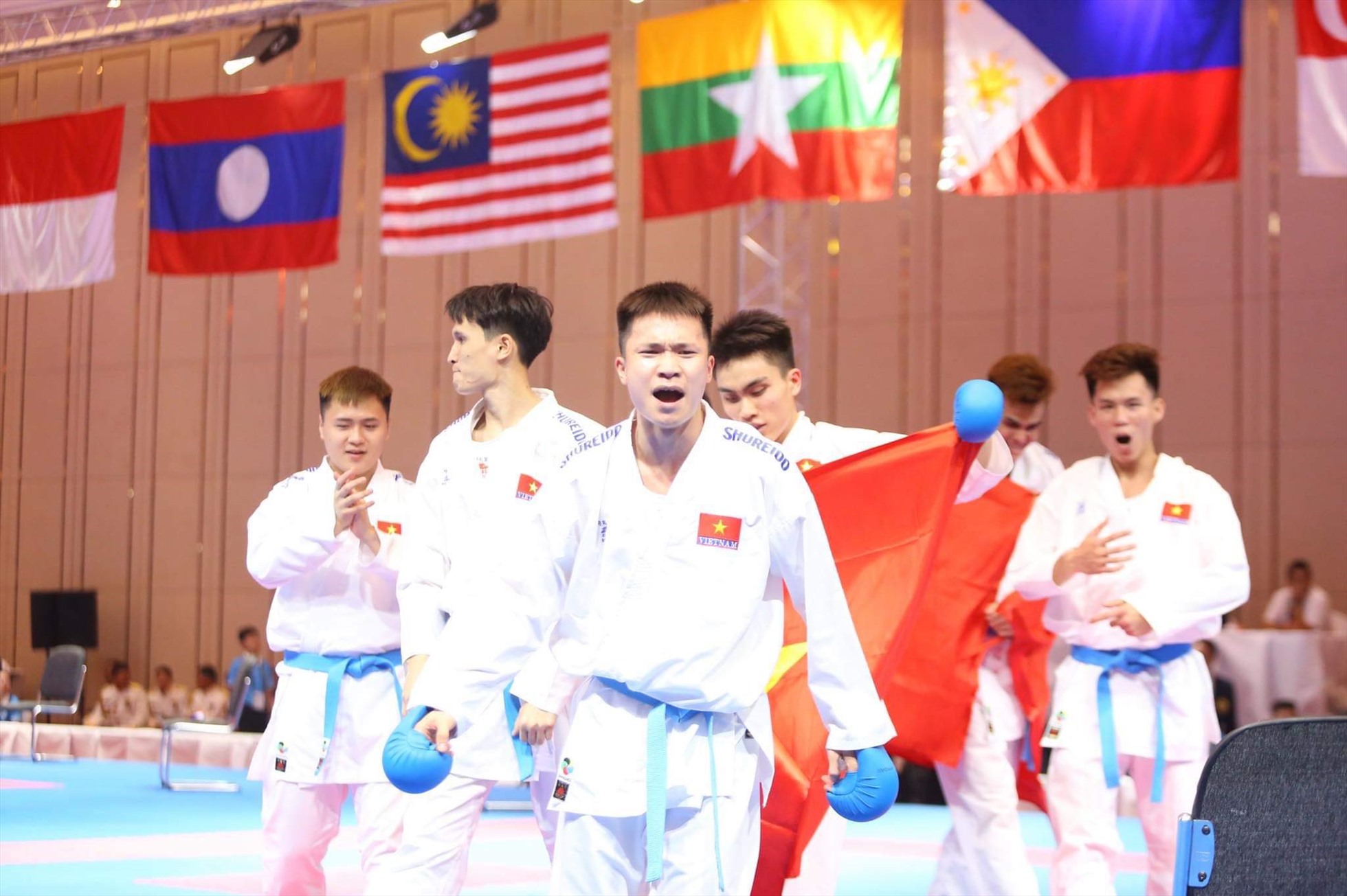Đội tuyển karate Việt Nam vỡ oà cảm xúc sau khi giành huy chương vàng nội dung Kumite đồng đội nam. Ảnh: Minh Phong