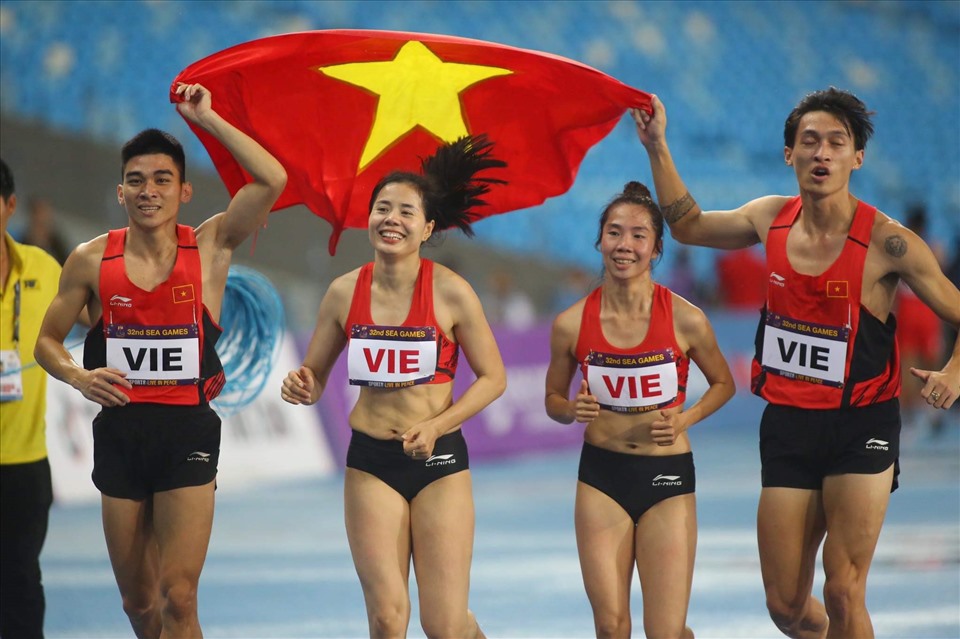 Tổ chạy 4x400m hỗn hợp giành huy chương đồng. Ảnh: Minh Phong