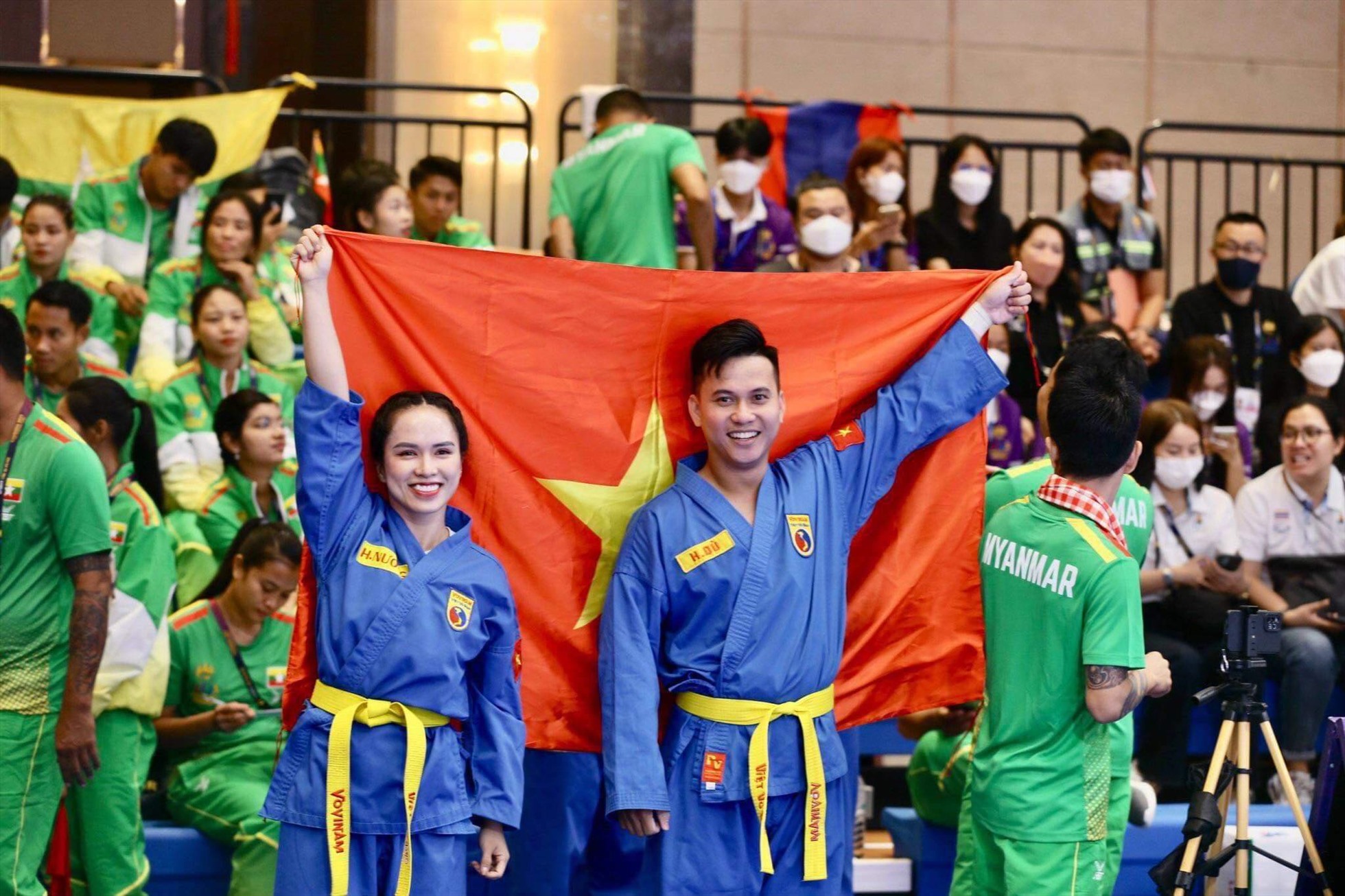 Võ sĩ Nguyễn Thị Hoài Nương và Nguyễn Hoàng Dũ giành huy chương vàng vovinam nội dung tự vệ nữ. Ảnh: Minh Phong