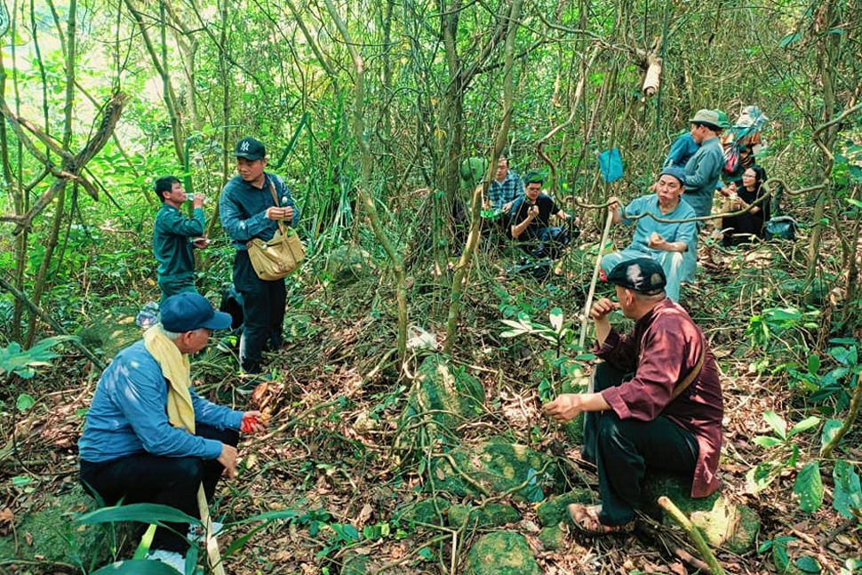 Đoàn khảo sát tìm kiếm dấu tích chứng minh chùa Quỳnh Viên là nơi phát tích phật giáo Việt Nam. Ảnh: Khắc Mai.