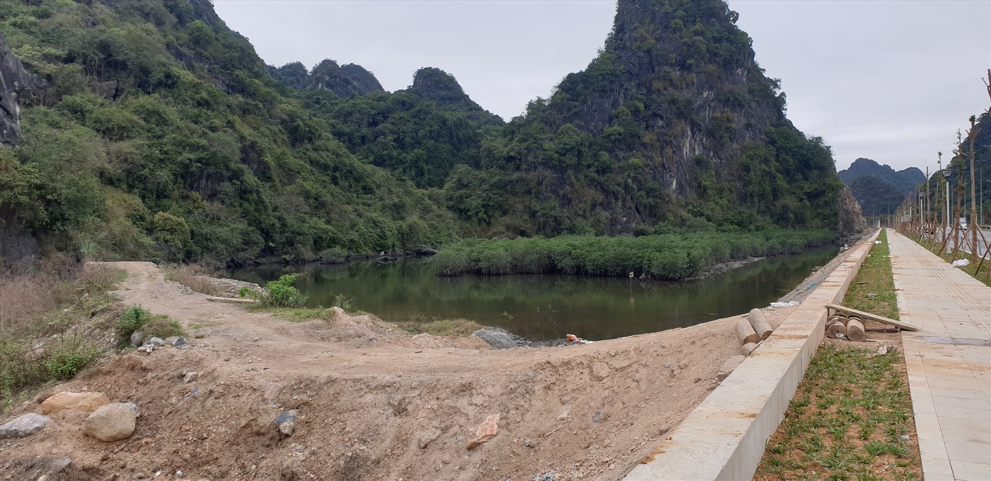 Hiện trang đường do dân tự làm để kết nối vào đường ven biển Hạ Long - Cẩm Phả ngày 30.4.2023. Ảnh: Nguyễn Hùng