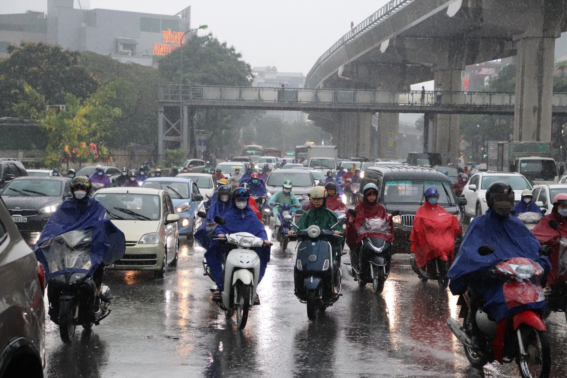 Và các tuyến đường như Hồ Tùng Mậu, Phạm Hùng, vành đai 3 giao thông cũng ùn ứ cục bộ tắc nghẽn cục bộ do thời tiết mưa nặng hạt