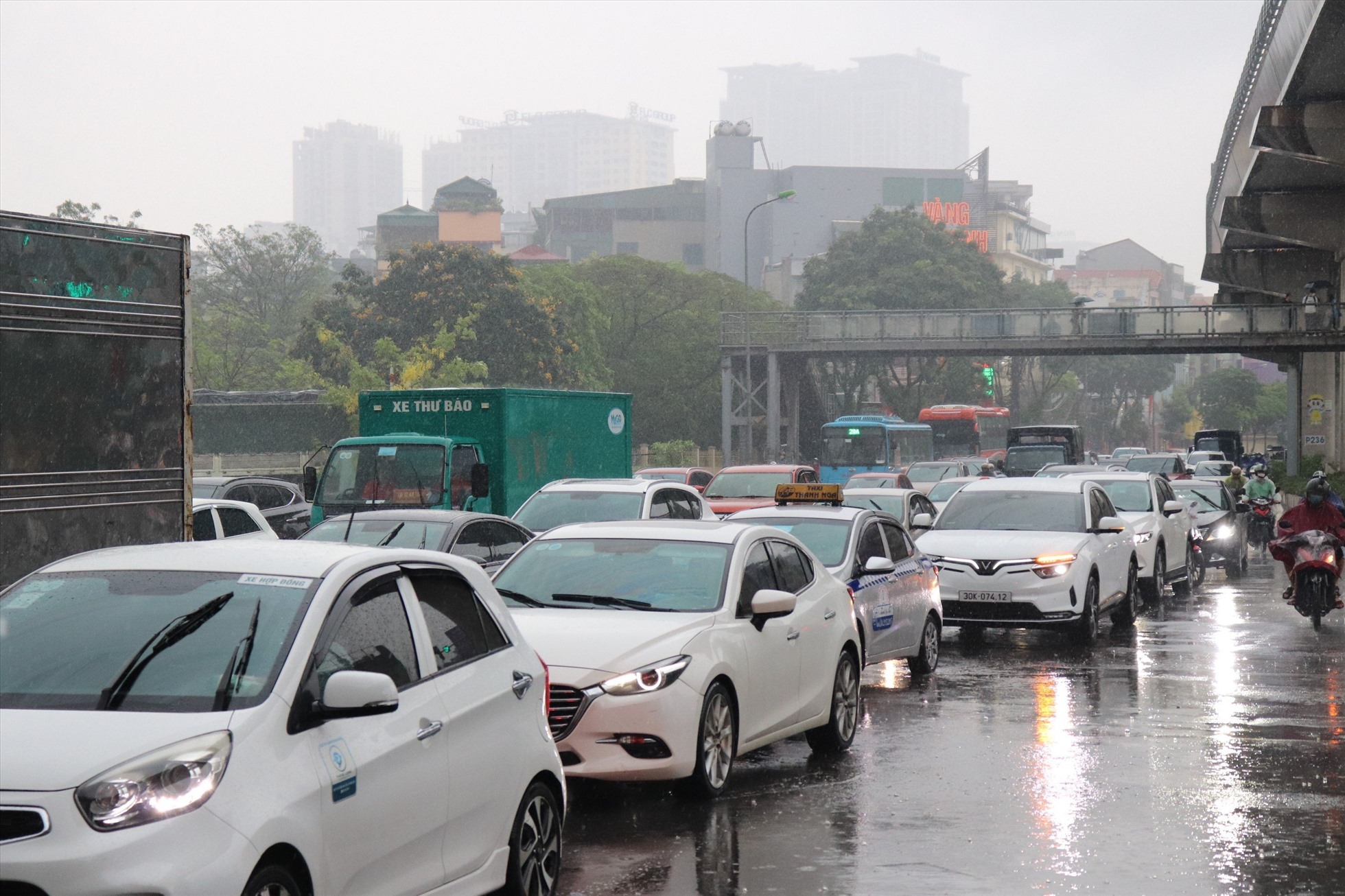 Nhiều phương tiện ô tô chỉ nhích từng chút một tại nút giao Hồ Tùng Mậu.