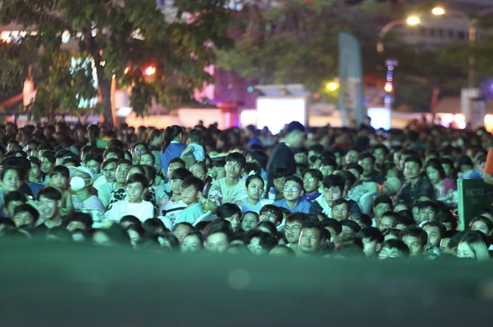 Người dân Campuchia tập trung rất đông ở các màn hình lớn xem đội nhà thi đấu. Ảnh: Minh Phong