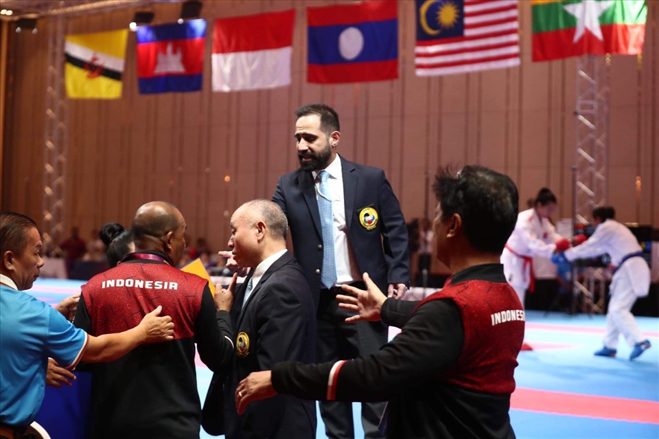 Huấn luyện viên Indonesia tranh cãi với trọng tài sau trận thua Việt Nam ở môn karate. Ảnh: Hải Hoàng