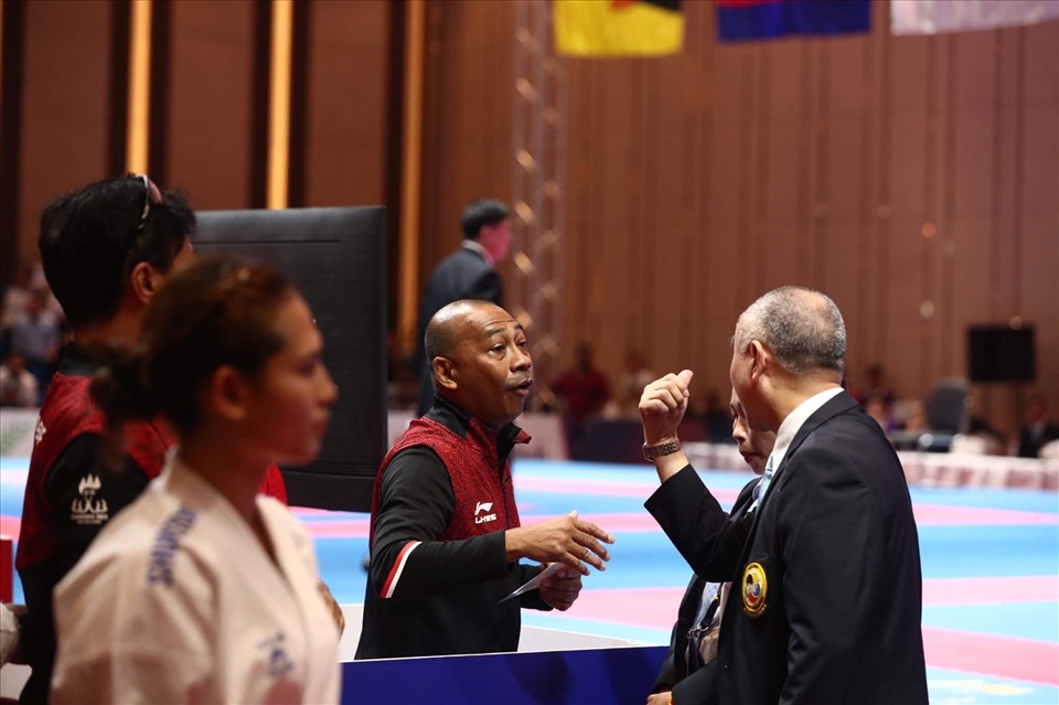 Huấn luyện viên Indonesia tranh cãi với trọng tài sau trận thua Việt Nam ở môn karate. Ảnh: Hải Hoàng