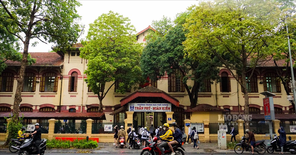 Trường THPT Trần Phú được xây dựng năm 1907 . Trường học gồm hai khối nhà, trong đó khối hai tầng hướng ra phố Hai Bà Trưng; khối xưởng trường và các phòng thí nghiệm một tầng nằm đối diện, cách một khoảng sân rộng.