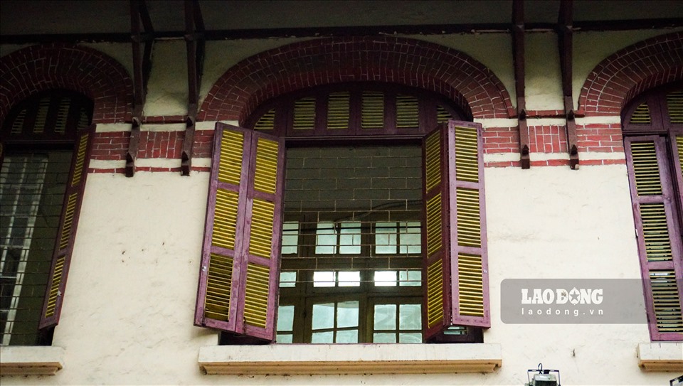 Các cửa sổ dạng cuốn vòm với bán kính cong nhỏ dần theo phương đứng, dãy cửa thông gió trang trí bằng gạch hoa kết hợp với hàng công son bằng gỗ đỡ bờ mái nhô ra mang đậm nét phong cách kiến trúc địa phương vùng Paris và phía Bắc của Pháp.