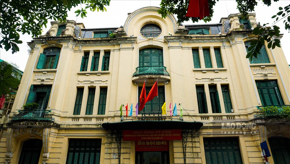 Tòa soạn báo Hà Nôị Mới (quận Hoàn Kiếm) được xây dựng vào năm 1893 theo phong cách kiến trúc thịnh hành của Pháp.Với màu sơn vàng nhạt, đậm tính cổ điển, kiến trúc này gần như vẫn được giữ được nguyên vẹn cho đến nay.