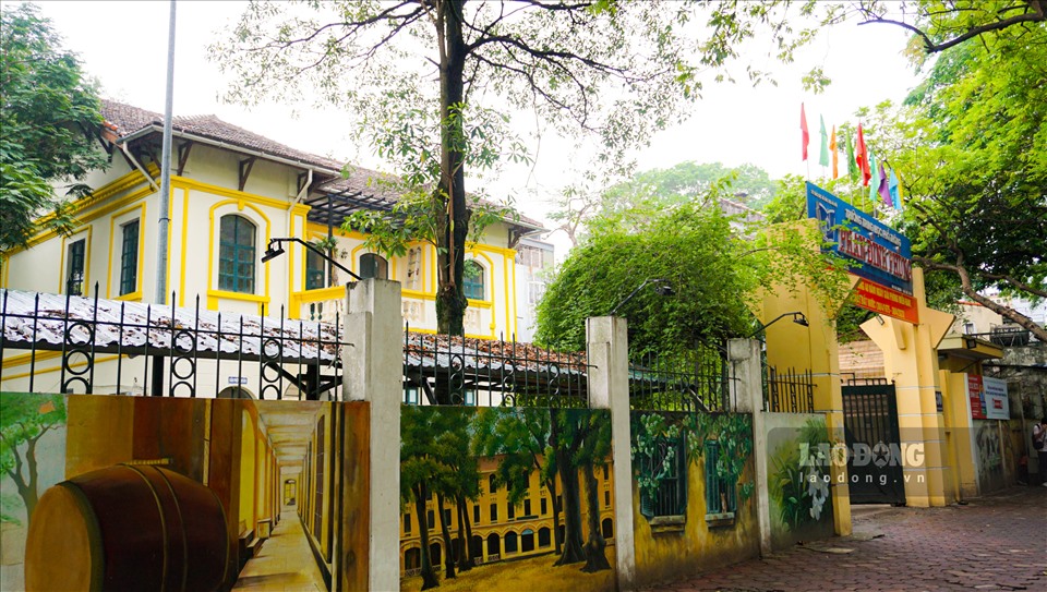 Công trình trường THPT Phan Đình Phùng đại diện cho phong cách kiến trúc của Hà Nội thời kỳ Pháp thuộc từ cuối thế kỷ 19 cho đến đầu thế kỷ 20.