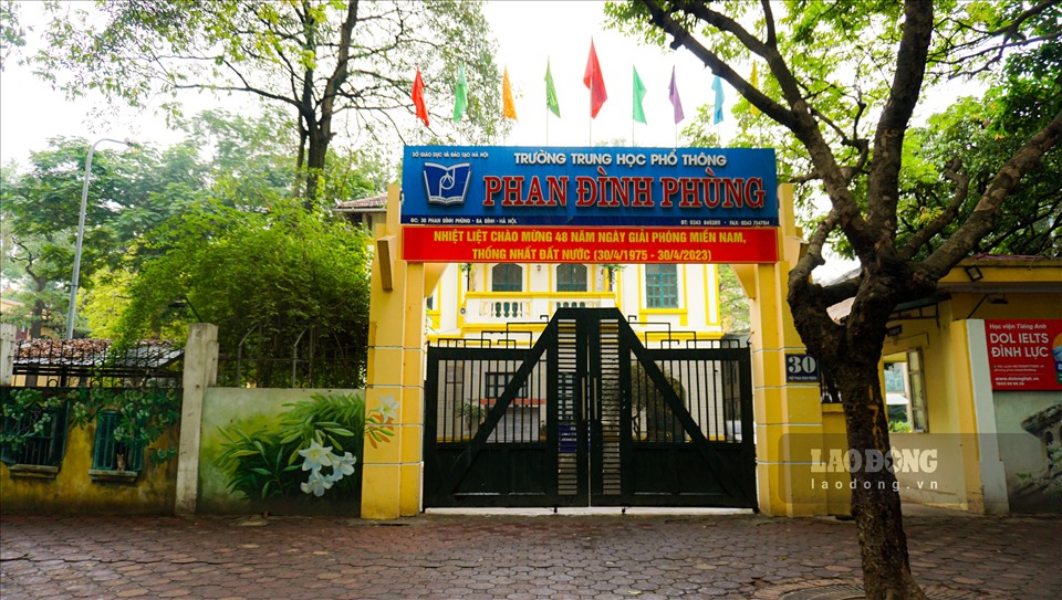 Trường THPT Phan Đình Phùng ( quận Ba Đình) được ra đời vào năm 1923. Là một trong ba trường lớn ở Hà Nội dành cho người Việt thời Pháp thuộc, dấu ấn kiến trúc Pháp trải qua 100 năm chưa hề phai mờ ở công trình này.
