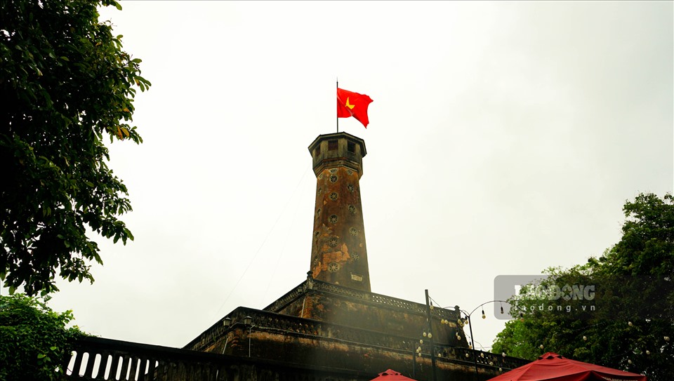 Cột cờ được khởi công xây dựng từ năm 1805 đến năm 1812 dưới triều nhà Nguyễn. Công trình có kết cấu dạng tháp gồm 3 tầng đế và một thân cột với tổng chiều cao là 41,4m, được xây dựng trong khuôn viên của Hoàng Thành Thăng Long.