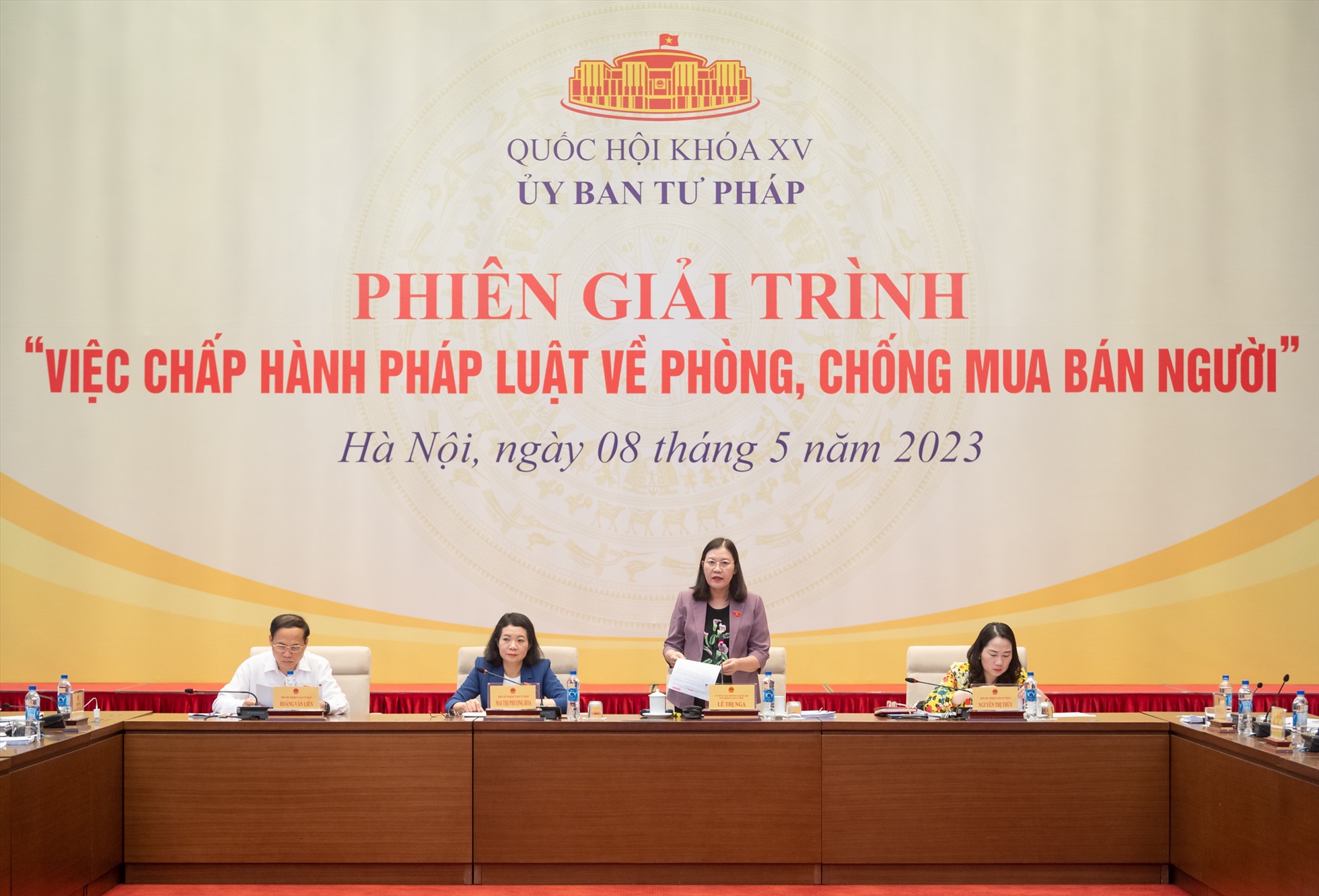 Chủ nhiệm Ủy ban Tư pháp Lê Thị Nga chủ trì phiên giải trình. Ảnh: Phạm Thắng/QH