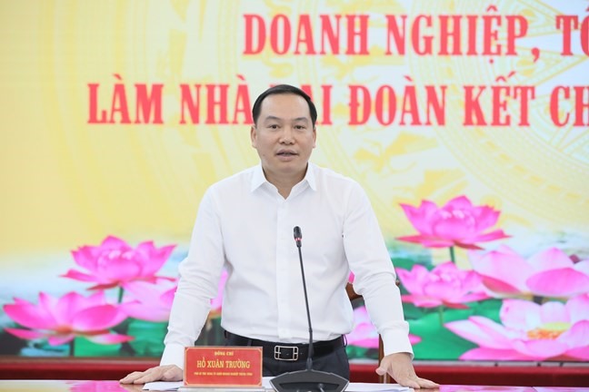 Phó Bí thư Đảng ủy Khối doanh nghiệp Trung ương Hồ Xuân Trường phát biểu tại cuộc gặp mặt. Ảnh: Phạm Đông