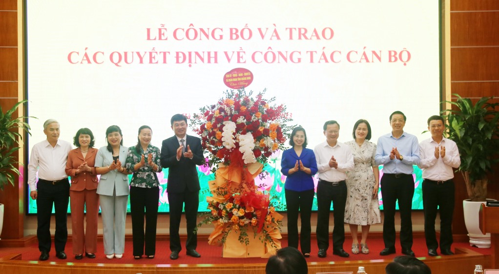 Lãnh đạo tỉnh Quảng Ninh tặng hoa chúc mừng ông Ngô Hoàng Ngân nhận nhiệm vụ mới. Ảnh: Nguyễn Thanh