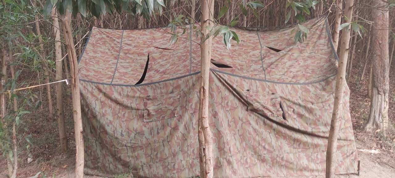 Lâm tặc hủy hoại lều bạt cư trú của cán bộ quản lý bảo vệ rừng. Ảnh: Bảo Lâm