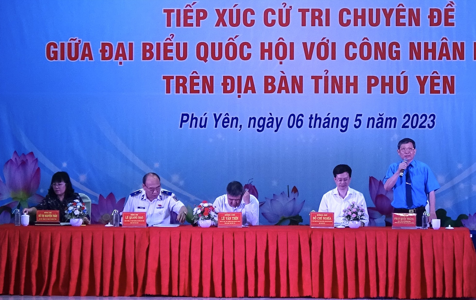 Các Đại biểu Quốc hội tỉnh Phú Yên tiếp xúc cử tri là công nhân lao động trên địa bàn. Ảnh: Mạnh Tuấn