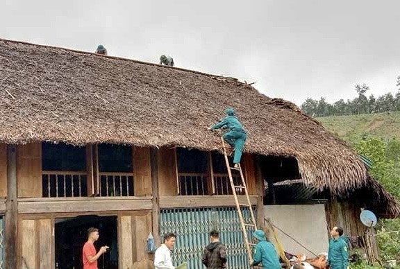 Người dân xã Bình An (Lâm Bình) lợp lại mái nhà sau trận dông lốc rạng sáng 8.5. Ảnh: Cao Huy