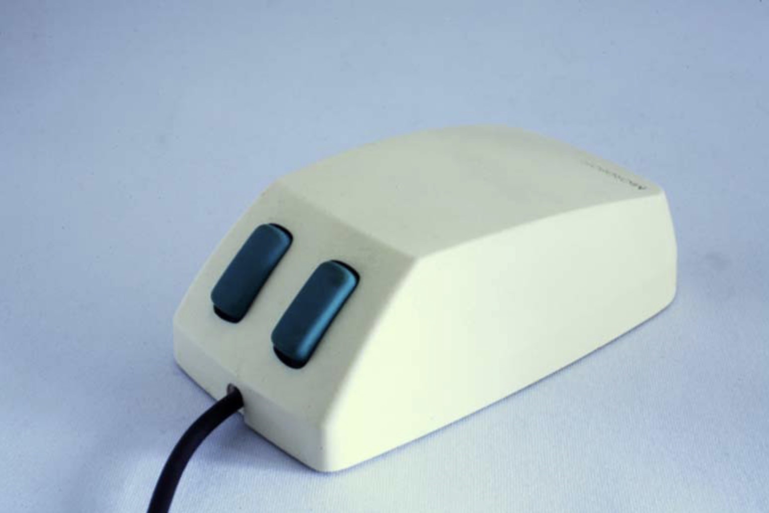 Con chuột máy tính đầu tiên của Microsoft được bán với giá 195 USD tại thời điểm năm 1983. Ảnh: Neowin