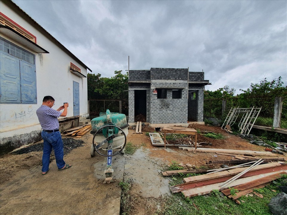 Một nhà vệ sinh ở xã Ea Nuôl đang trong quá trình hoàn thiện (ảnh chụp thời điểm tháng 7.2022). Ảnh: Bảo Trung