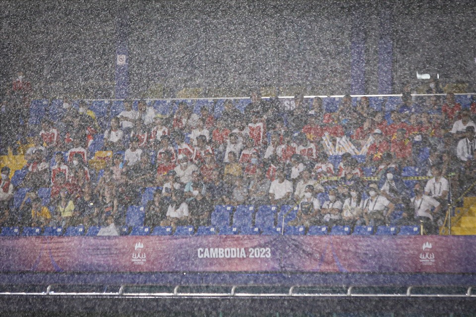 Trận đấu giữa U22 Việt Nam và U22 Malaysia sẽ diễn ra vào lúc 19h00. Trước trận đấu này, tại sân vận động Prince đã xuất hiện cơn mưa nặng hạt. Tuy nhiên, những khó khăn này không thể khiến tình yêu của người dân Việt Nam dành cho thầy trò huấn luyện viên Troussier giảm đi.