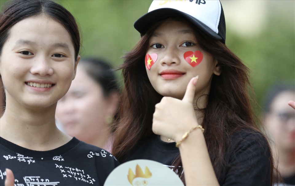 Cổ động viên Việt Nam tinh tưởng U22 Việt Nam sẽ giành chiến thắng trước U22 Malaysia để sớm giành vé vào bán kết môn bóng đá nam SEA Games 32.