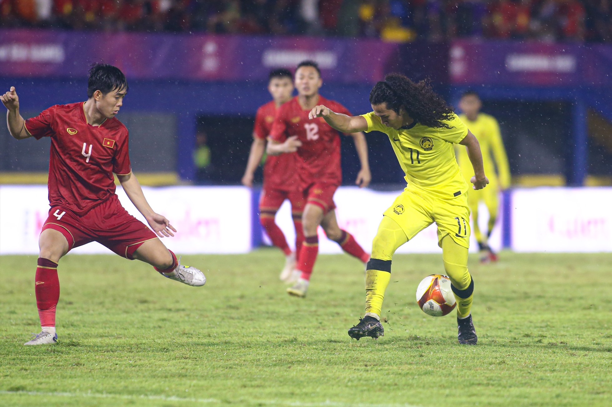 Akmal của U22 Malaysia có những cú dứt điểm nguy hiểm trong hiệp 2. Ảnh: Thanh Vũ