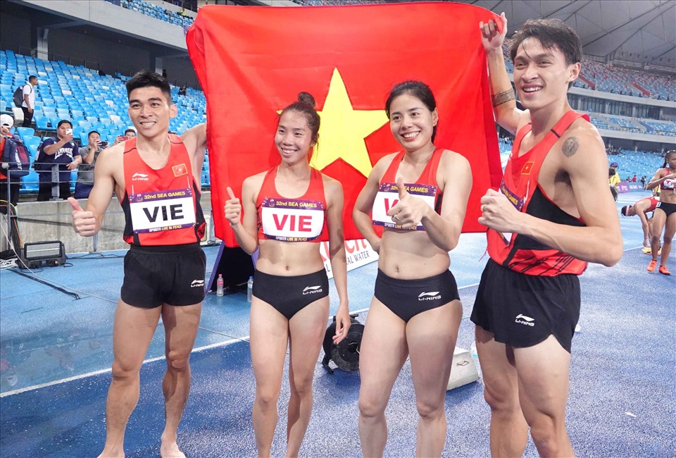 Niềm vui của Nguyễn Thị Huyền, Trần Nhật Hoàng, Trần Đình Sơn và Nguyễn Thị Hằng sau khi đòi lại huy chương vàng cho điền kinh Việt Nam ở nội dung hỗn hợp này.