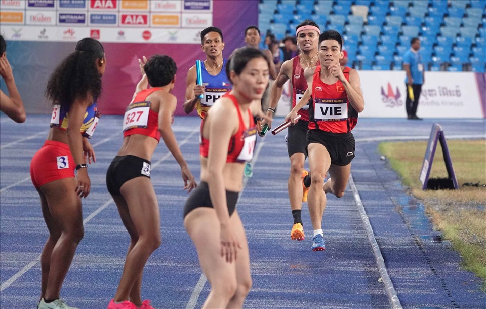 Nguyễn Thị Huyền chờ sẵn để nhận gậy từ Nhật Hoàng để chạy 400m cuối cùng. Cũng như Nhật Hoàng, Nguyễn Thị Huyền đã không xa lạ với nội dung này, khi đoạt 1 huy chương vàng, 1 huy chương bạc SEA Games.