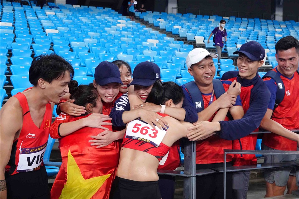 Niềm vui của các đồng đội và thành viên ban huấn luyện tại sân Morodok Techo. Đây là tấm huy chương vàng quý giá cho tuyển điền kinh Việt Nam, bởi trong ngày 8.5, đội đã không thể bảo vệ thành công huy chương vàng tại nội dung 1.500m, ném lao.