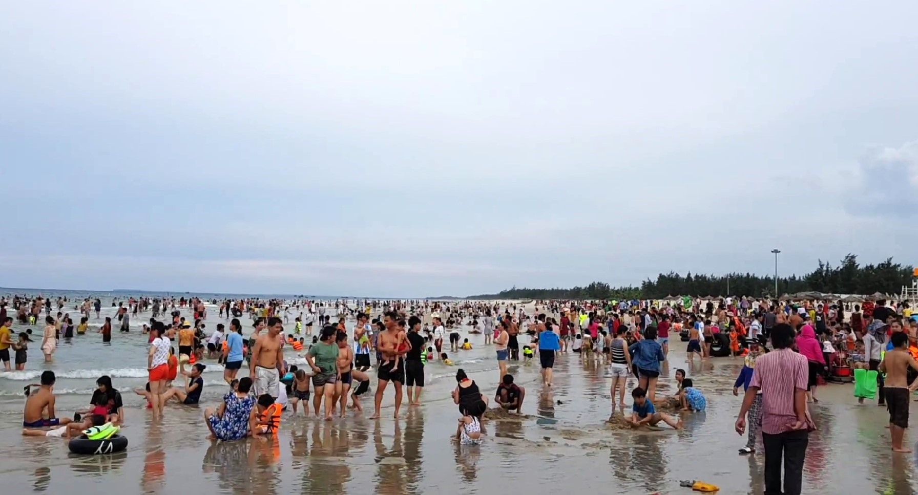 Ngày cao điểm như 7.5 vừa qua, biển Tam Thanh đón hơn 5 nghìn du khách tắm biển. Ảnh Hoàng Bin